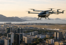 Aeronave elétrica de pouso e decolagem vertical sobre área urbana próxima a um aeroporto