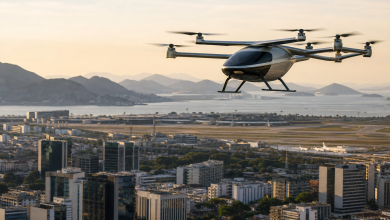 Aeronave elétrica de pouso e decolagem vertical sobre área urbana próxima a um aeroporto